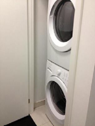 Square One Fully Furnished Suite มิสซิสซอกา ภายนอก รูปภาพ
