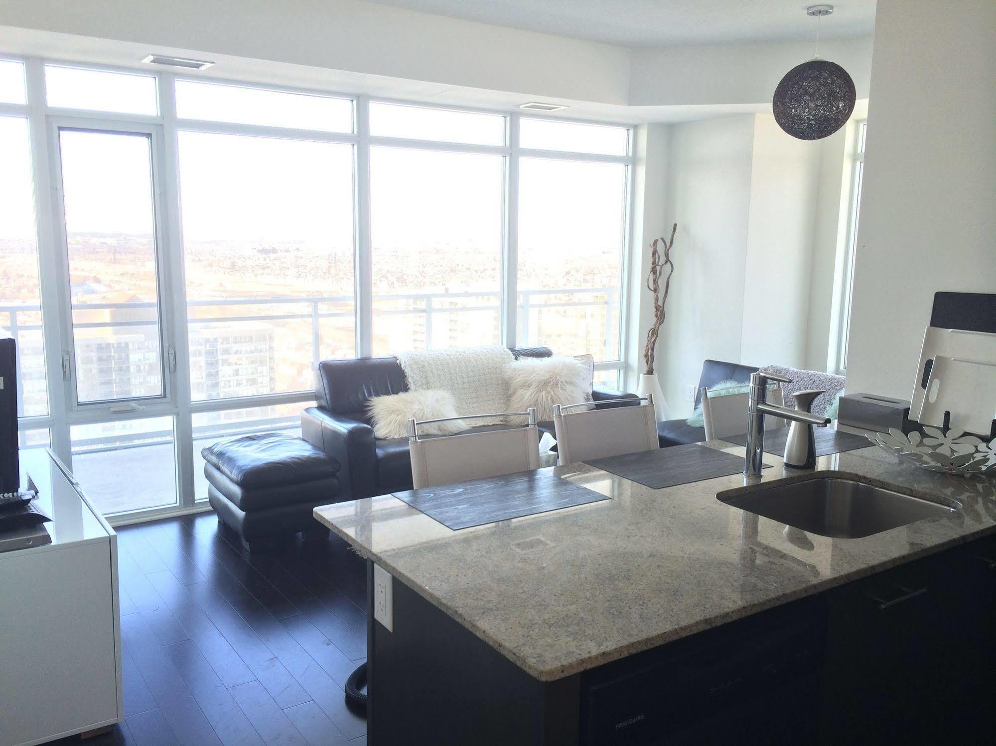 Square One Fully Furnished Suite มิสซิสซอกา ภายนอก รูปภาพ